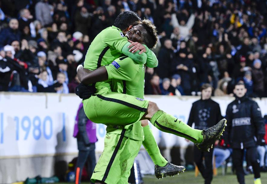Pogba e Teevz si abbracciano dopo il gol del 2-0: esplosione di verde a Malmoe. E&#39; la Juve... Afp